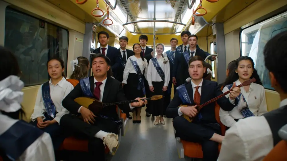 В Астане выпускники школ спели песню «Ақ бантик» в LRT (5)