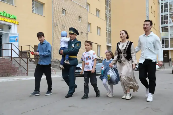 В Астане к профессиональному празднику семьи военнослужащих получили квартиры (5)