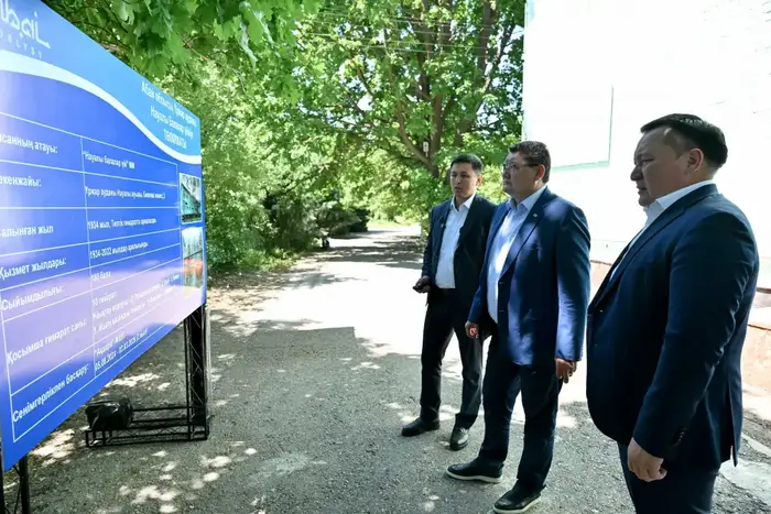 Аким области осмотрел здание бывшего детского дома в селе Науалы (2)