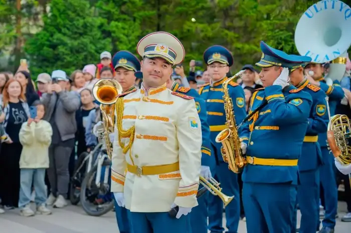 Современные хиты в исполнении военного оркестра прозвучали в Астане в День защитника Отечества (7)