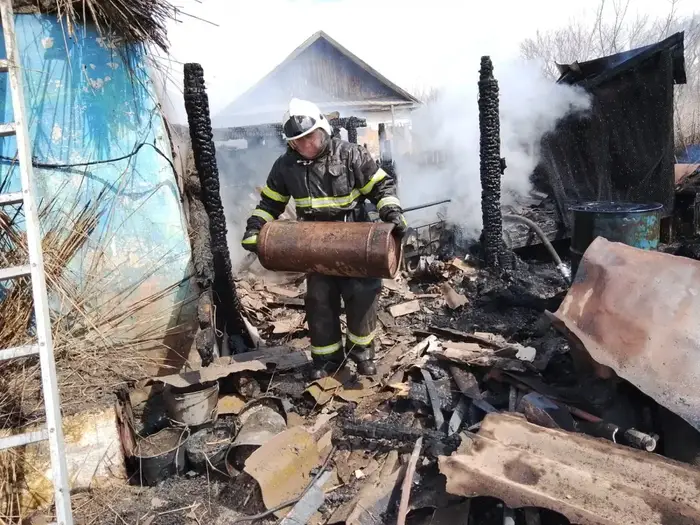 Спасатели МЧС вынесли из пожаров более 600 газовых баллонов (2)