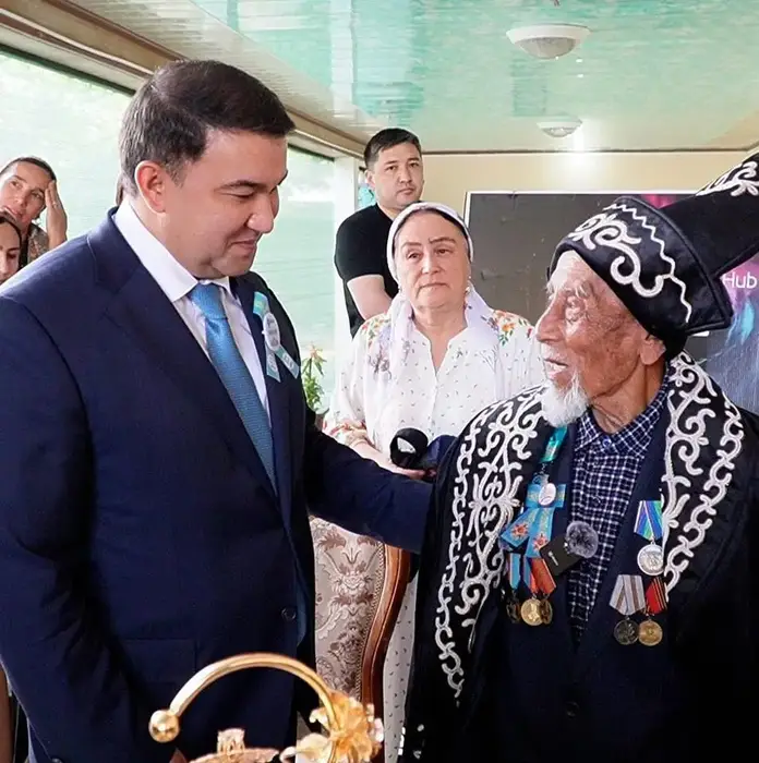 Поддержка ветеранов: Нуралхан Кушеров поздравил 100-летнего Ахмаджана Анартаева с Днем Победы Астане