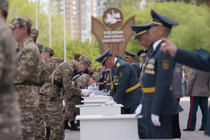 В Астане более 400 выпускников военной кафедры приняли присягу (8)
