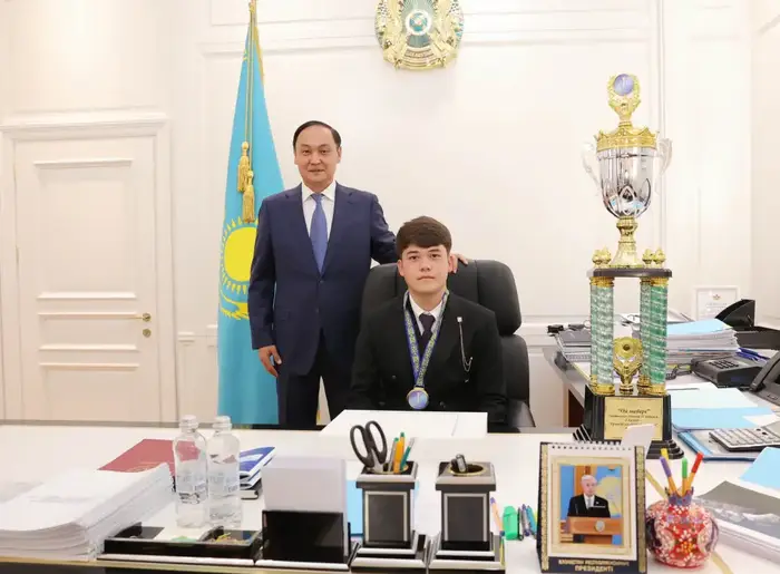Ербол Карашукеев встретился с призёрами проекта «Ой шебері» (2)