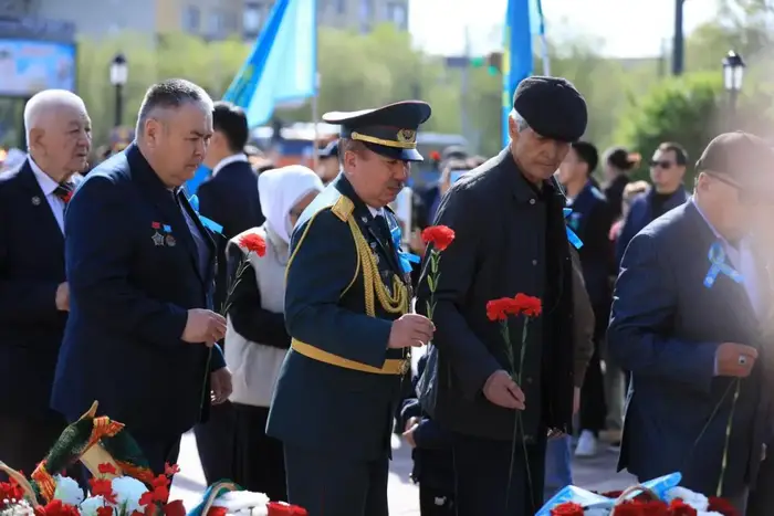 Актюбинцы возложили цветы в знак почтения к подвигу Алии Молдагуловой (9)
