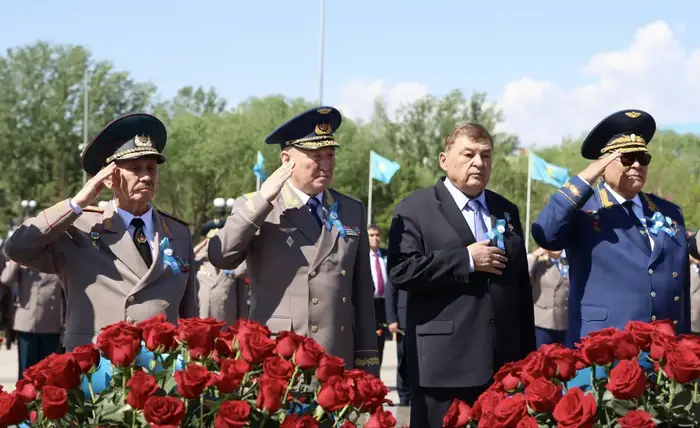 Министр обороны возложил цветы к монументу «Отан Ана» (7)