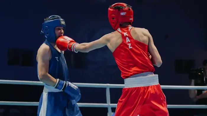 Казахстанский боксер Эмир Мухит уверенно выходит в полуфинал чемпионата Азии, разгромив индийского соперника в весовой категории до 60 кг Астане