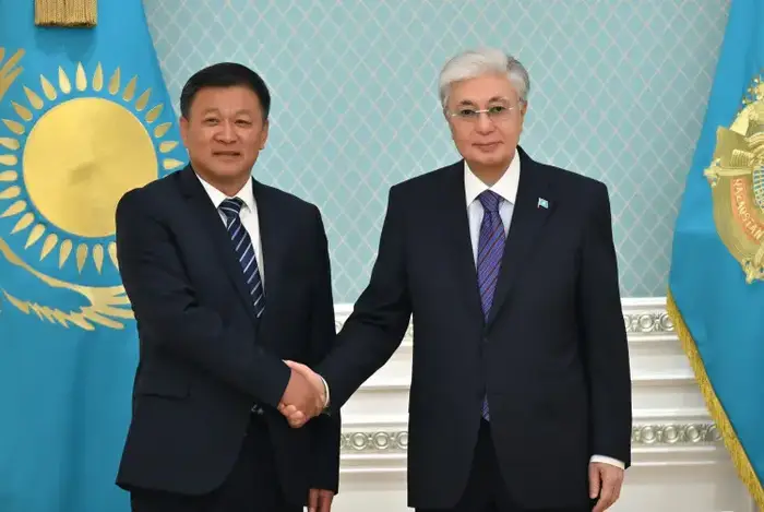 Глава государства принял председателя совета директоров компании Xinjiang Lihua Чжан Цихая Астане