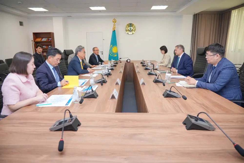 Встреча Саясата Нурбека с профессором KAIST Пак Чжином о реформе высшего образования и научном сотрудничестве Астане