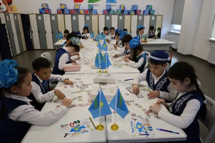В школах Астаны прошли открытые уроки «Ерлік сабағы» (4)