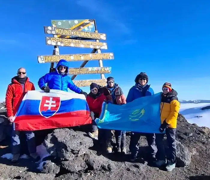 Актюбинский журналист Марат Танкаев поднялся на пик Ухуру Килиманджаро в память о своем отце и в честь Дня города Актобе Астане
