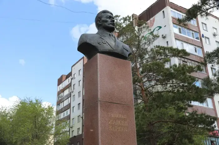 Празднование Дня защитника Отечества началось с возложения цветов и почтения памяти генерал-лейтенанта Жансена Кереева (3)