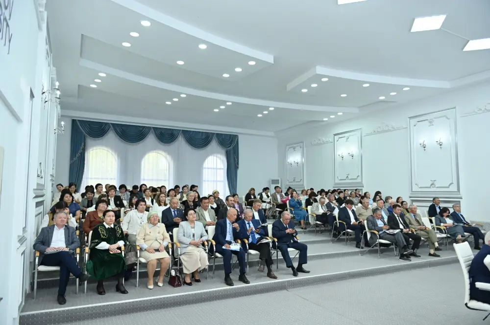 Вышла первая монография, посвященная выдающемуся ученому Мухтару Арыну (6)