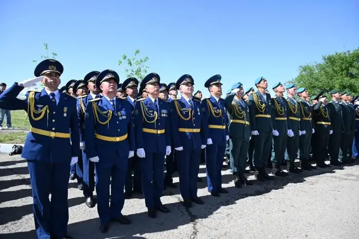 В Алматы подняли государственный флаг, как символ единства в день защитника Отечества Астане