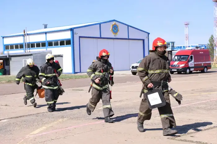 Тушение лесного пожара спасателями МЧС с применением авиации в Павлодарской области Астане