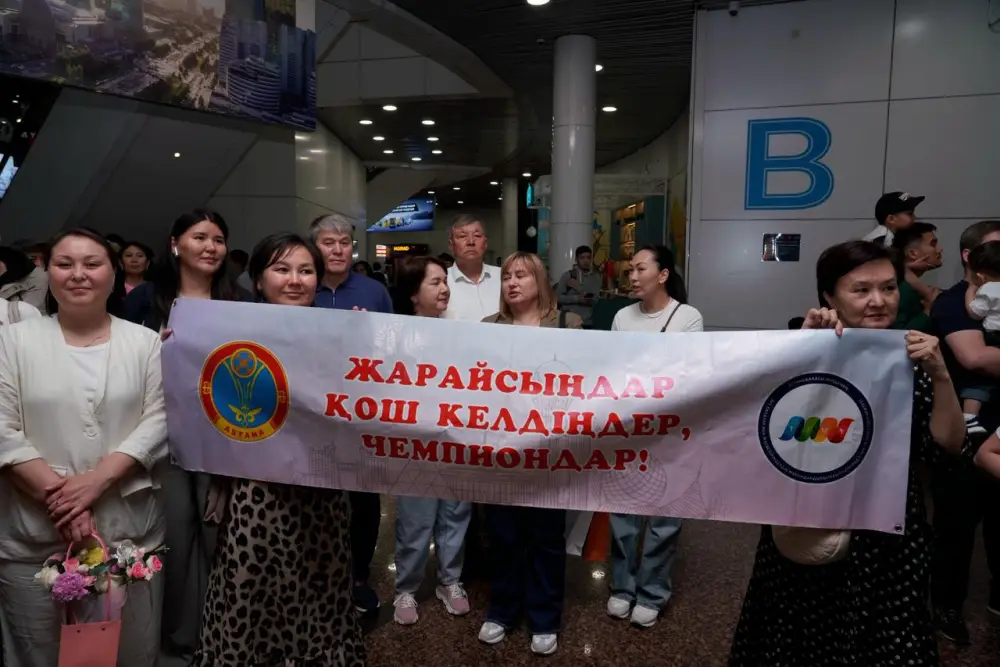 Медалисток чемпионата Азии по художественной гимнастике торжественно встретили в аэропорту Астаны (5)