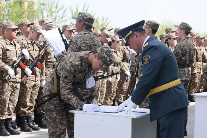 В Астане более 400 выпускников военной кафедры приняли присягу (4)