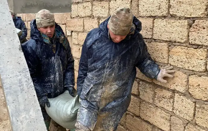 Военнослужащие Нацгвардии МВД ликвидируют последствия подтопления в Жанаозене Астане