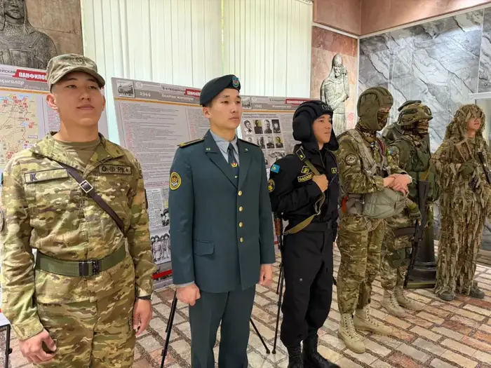 Более полутора тысяч школьников Алматы приняли участие в патриотической акции Министерства обороны (3)