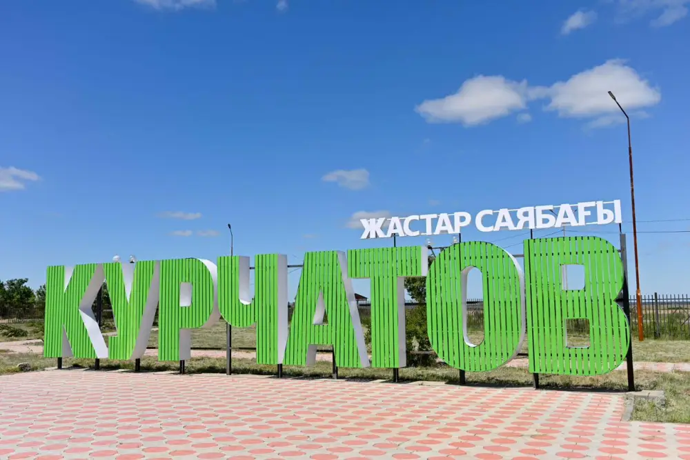 Аким области вместе с молодежью высадил саженцы деревьев (6)