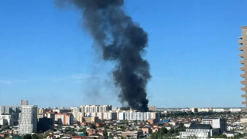 В Астане произошло возгорание крыши двухэтажного здания: жители запечатлели момент на видео Астане