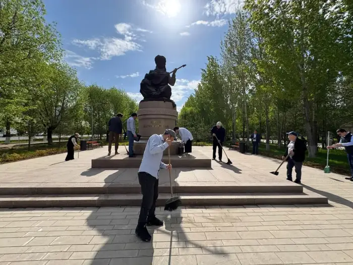 «Таза Қазақстан»: в Астане ведутся работы по очистке территорий памятников (3)