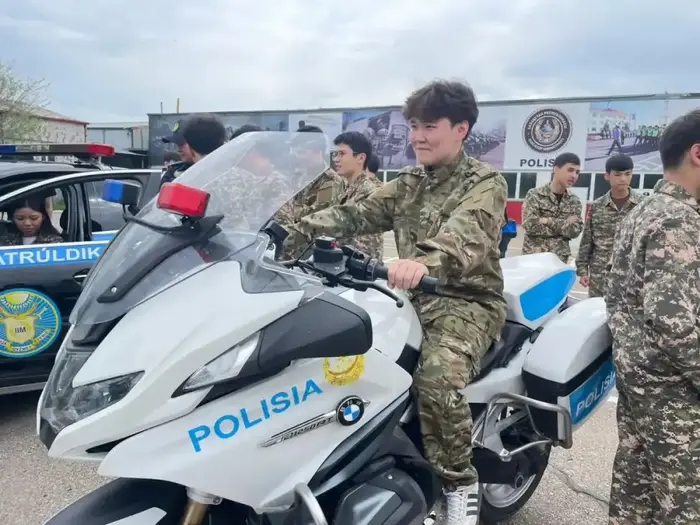 Столичные школьники и студенты познакомились с техникой, экипировкой и работой полиции Астаны (4)