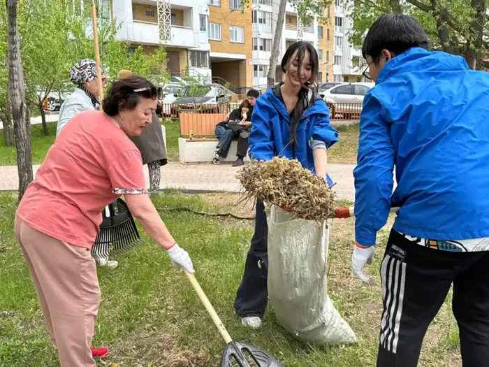 Акция «Мөлдір бұлақ» в Астане: волонтеры очистили берег Акбулака (2)