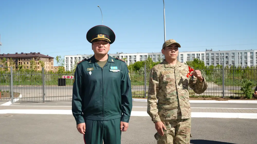 Глава МЧС вручил ключи от новой техники (3)
