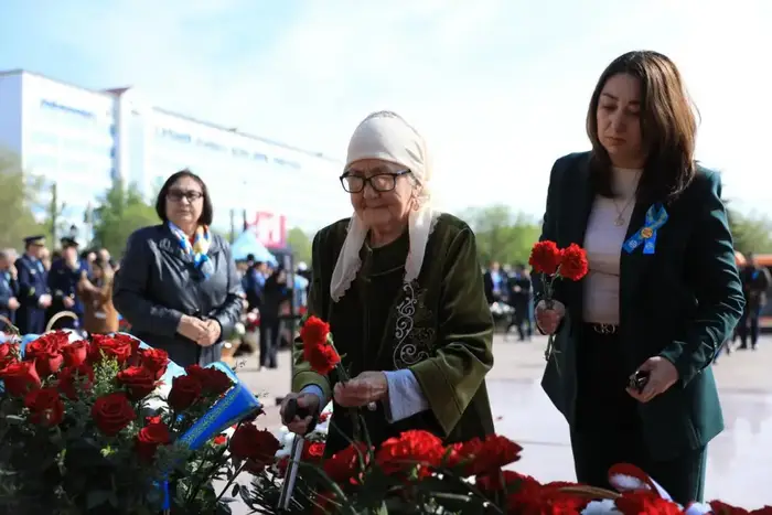Актюбинцы возложили цветы в знак почтения к подвигу Алии Молдагуловой (8)
