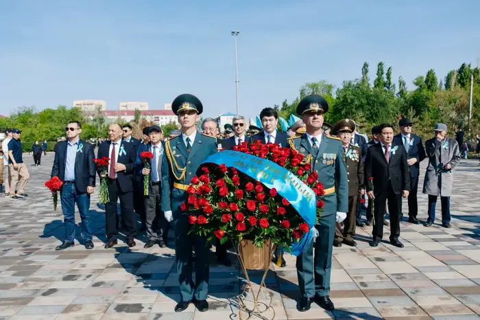 Жители Атырау возложили цветы к Вечному огню в День Победы (6)