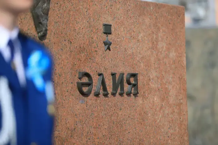 Актюбинцы возложили цветы в знак почтения к подвигу Алии Молдагуловой (2)