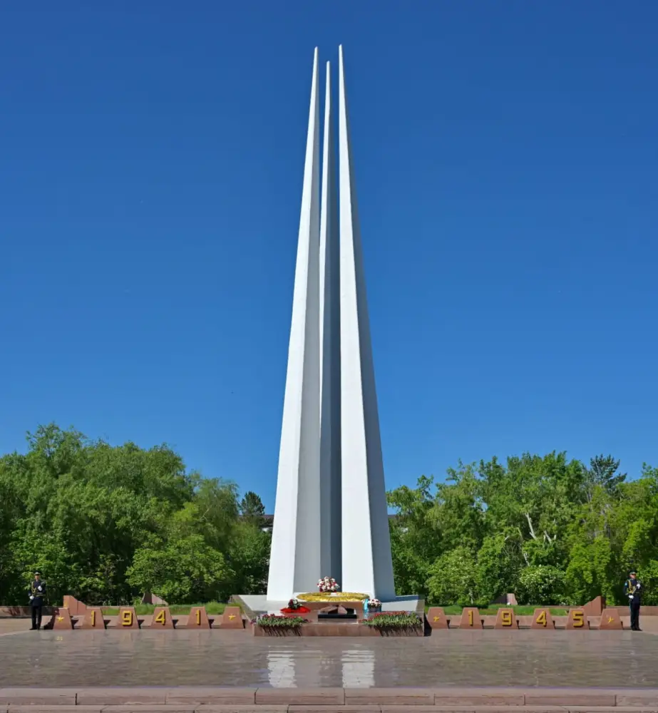 Павлодарцы почтили память героев войны в Парке Победы Астане