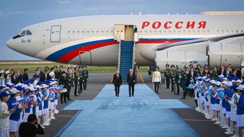 Встреча двух лидеров: Путин и Токаев на аэродроме дружбы, где облака стали свидетелями дипломатического танца Астане