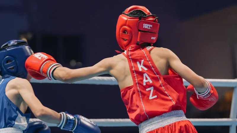 Казахстанский боксер Нурасыл Галым уверенно вышел в финал чемпионата Азии, разгромив соперника в весовой категории до 50 килограммов среди спортсменов до 15 лет. Астане