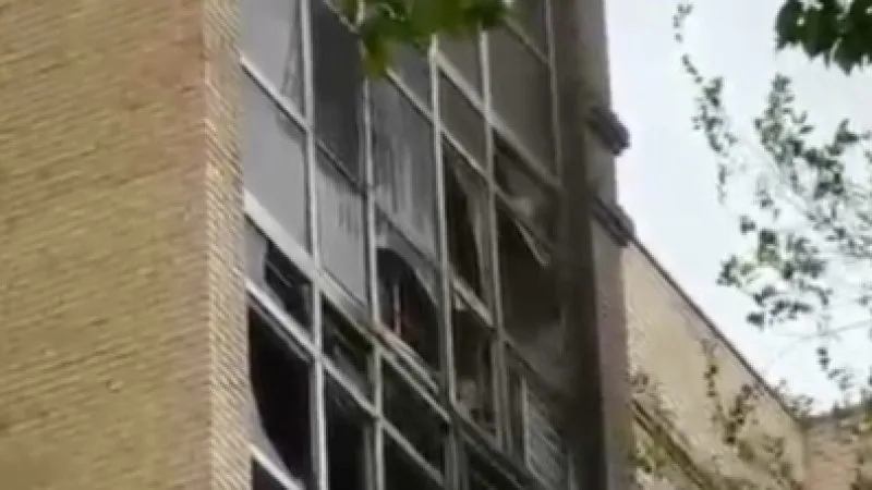 Сильный пожар в жилом комплексе на улице Уалиханова в Астане: очевидцы зафиксировали момент возгорания, МЧС подтверждает инцидент Астане