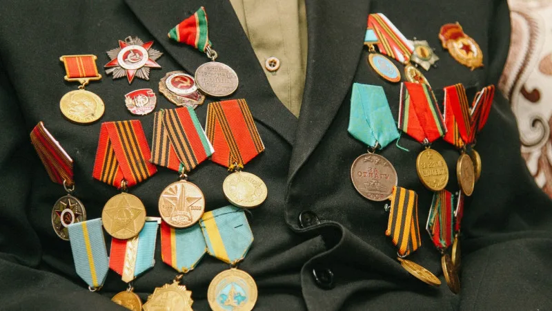 В 2026 году акиматы Астаны и Алматы выделили ветеранам Великой Отечественной войны выплаты к 9 Мая. В Астане выплаты получили 500 ветеранов, каждый из которых получил по 100 000 тенге. В Алматы выплаты составили 80 000 тенге для 300 ветеранов. Эти меры на Астане
