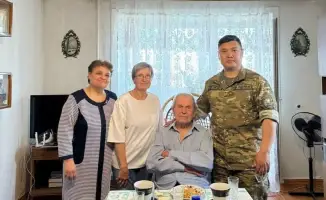 В Петропавловске военнослужащие поздравили 93-летнего ветерана с днем рождения