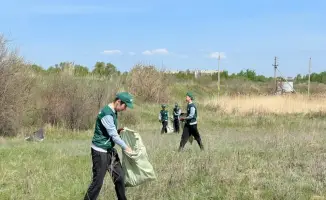Молодежь Астаны участвует в экопроекте по очистке берега канала Нура-Есиль в рамках инициативы 'Таза Қазақстан'