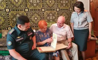 Спасатели ВКО навестили ветеранов тыла к Дню Победы
