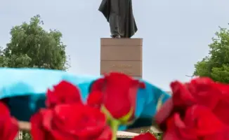 Тараз: Цветы к огню и память о героях