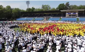6500 школьников в Алматы: голубь мира из людей!