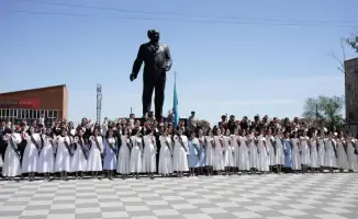 В Абайской области более 100 тысяч школьников завершили учебный год, 15 304 из них — выпускники