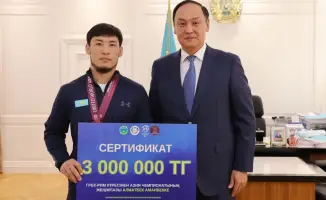 Ербол Карашукеев встречается с призёрами чемпионата Азии: Алматбек Аманбек и Айгерим Саттибаева получают награды