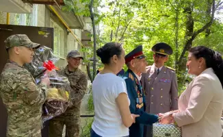 Сотрудники ДЧС Алматы организовали торжественное поздравление для 99-летнего ветерана Егора Долидуды