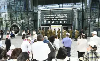 Театрализованный концерт в честь Дня Победы на площади перед театром