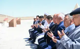 Аким области в мемориале Коркыт ата