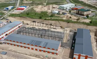 Министр Чингис Аринов на стройплощадке завода композитных газовых баллонов в Алматы