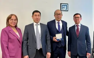 Награждение Дуйсена Әділханова медалью Еңбек ардагері за вклад в финансовую систему Казахстана