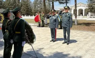 Церемония возложения цветов в Китае военные дипломаты Казахстана
